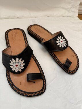 Anay Pe Hand-Tooled Daisy Genuine Leather Toe-Ring Sandals — Black — Women's Siz